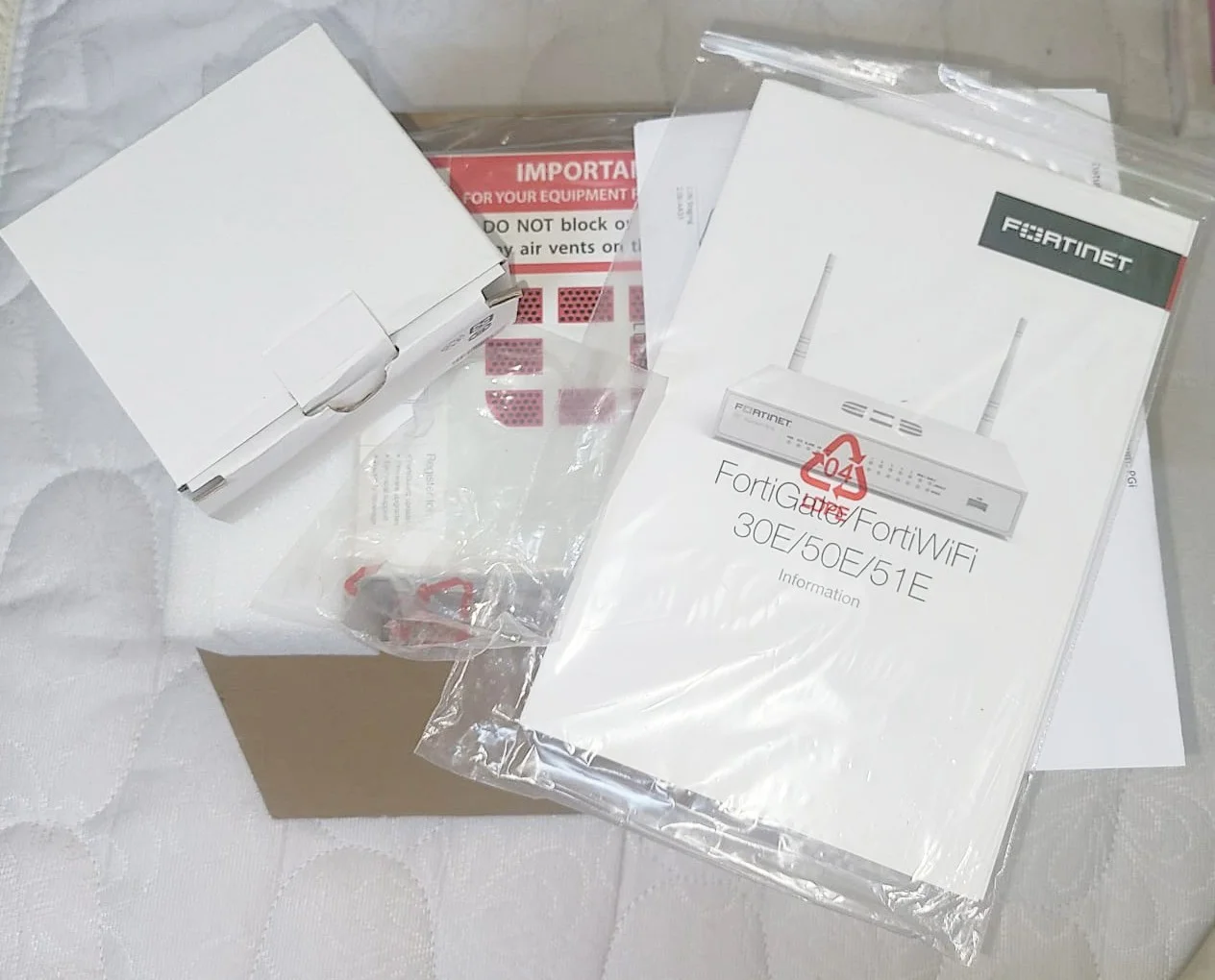 Fortinet FortiGate 50E Netzwerk-Sicherheitsfirewall P17464-03-03 – Vorderansicht