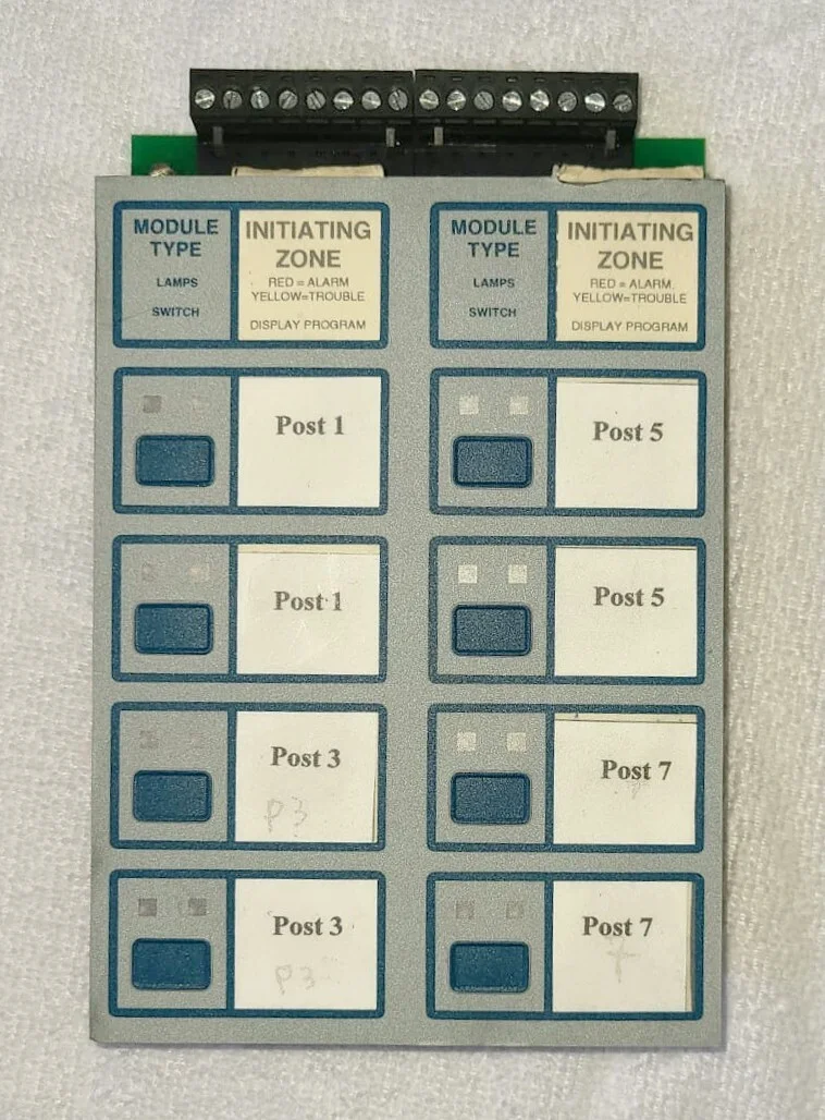 Notifier IZM-8 Brandmelde-Zonenmodul – Vorderansicht