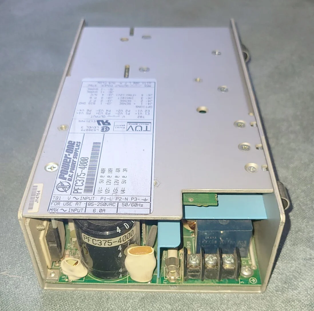 Power One PFC375-4000 Netzteil – Vorderansicht