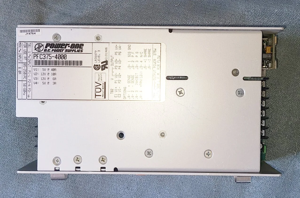 Power One PFC375-4000 Netzteil – Vorderansicht