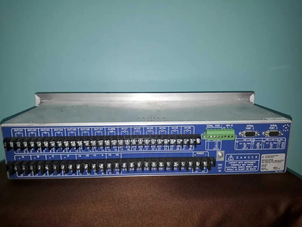 Schweitzer SEL-311B Schutz- und Automatisierungsrelais 0311B00324213XX – Vorderansicht