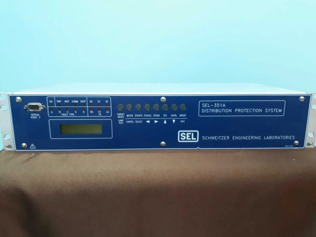 Schweitzer SEL-351A Dağıtım Koruma Rölesi 0351A00H24554X1 – ön görünüm